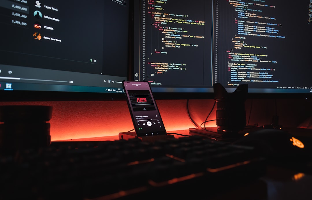 Android 앱 화면을 점검하는 모습
